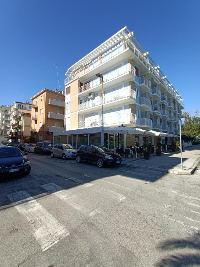 Residenza Topazio Сан-Бенедетто-дель-Тронто Екстер'єр фото